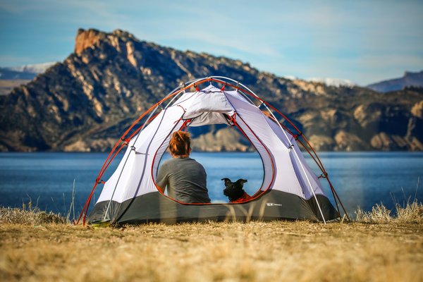 Comment organiser un camping pour une expédition de pêche en rivière glacée?